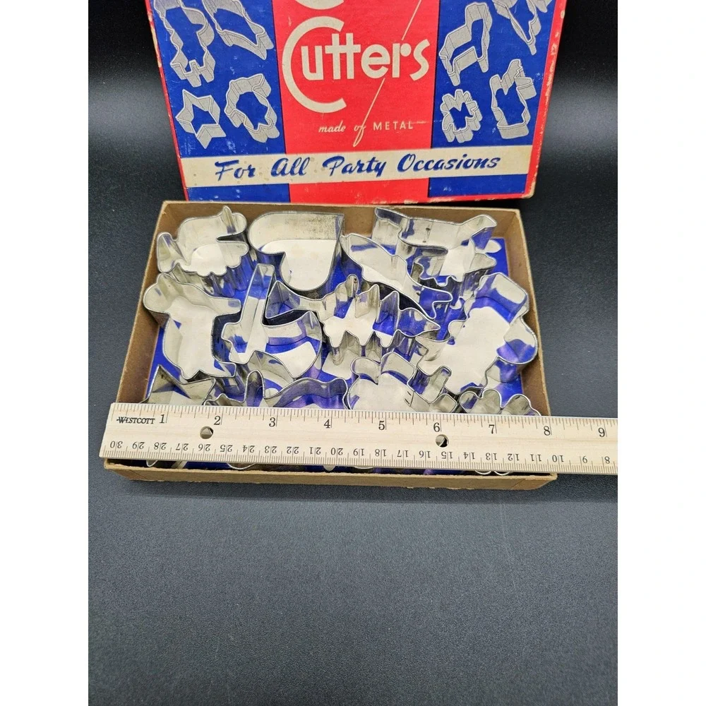 Vintage Box Of 12 Tin Cookie‎ Cutters